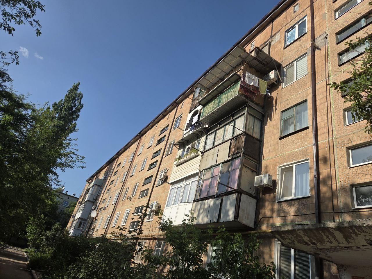 Магаданцы заканчивают ремонт крыши многоквартирного дома в Ждановке.