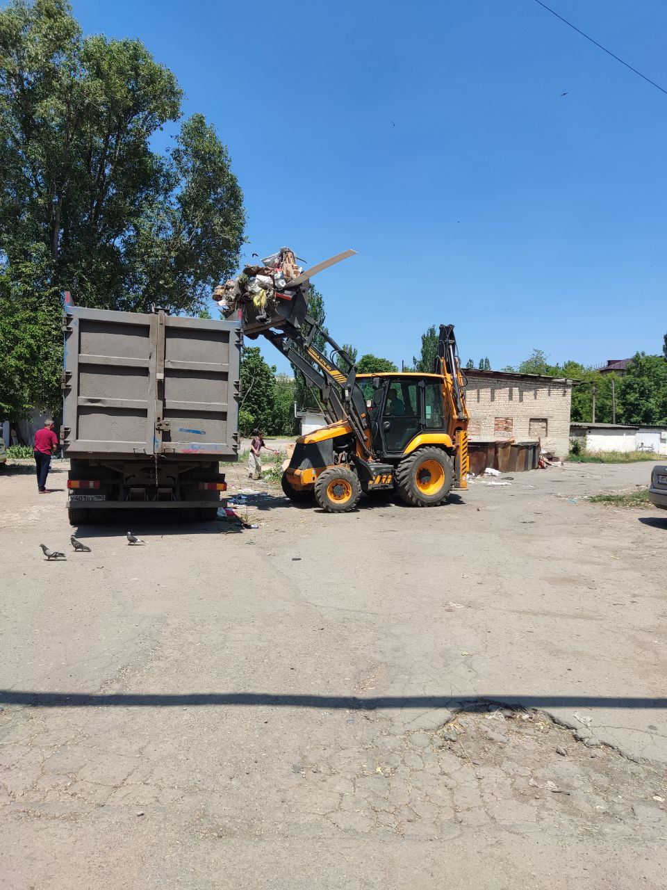 В Ждановке продолжается ликвидация стихийных свалок.