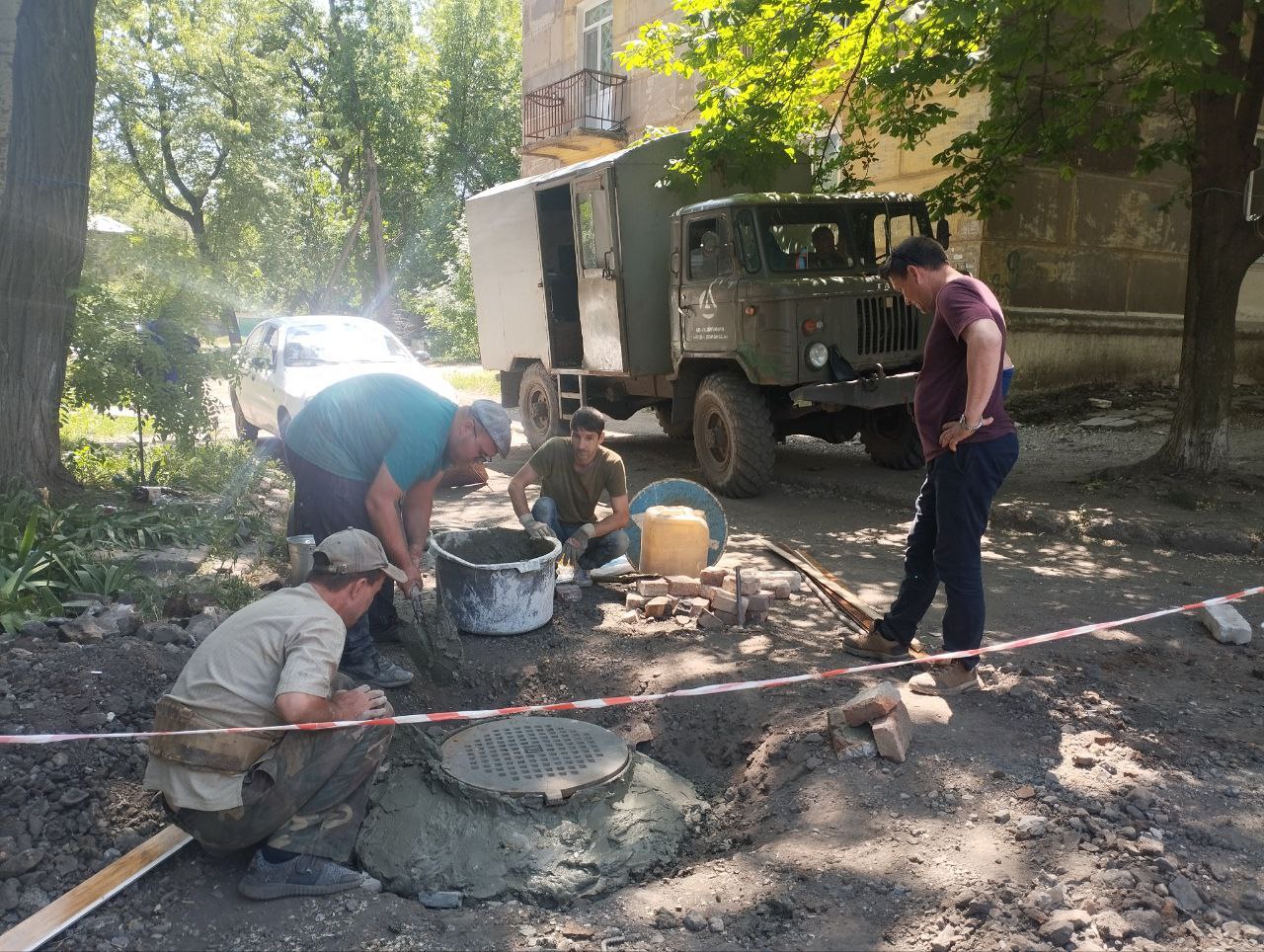 Сотрудники водоканала устраняют аварийные ситуации в Ждановке.