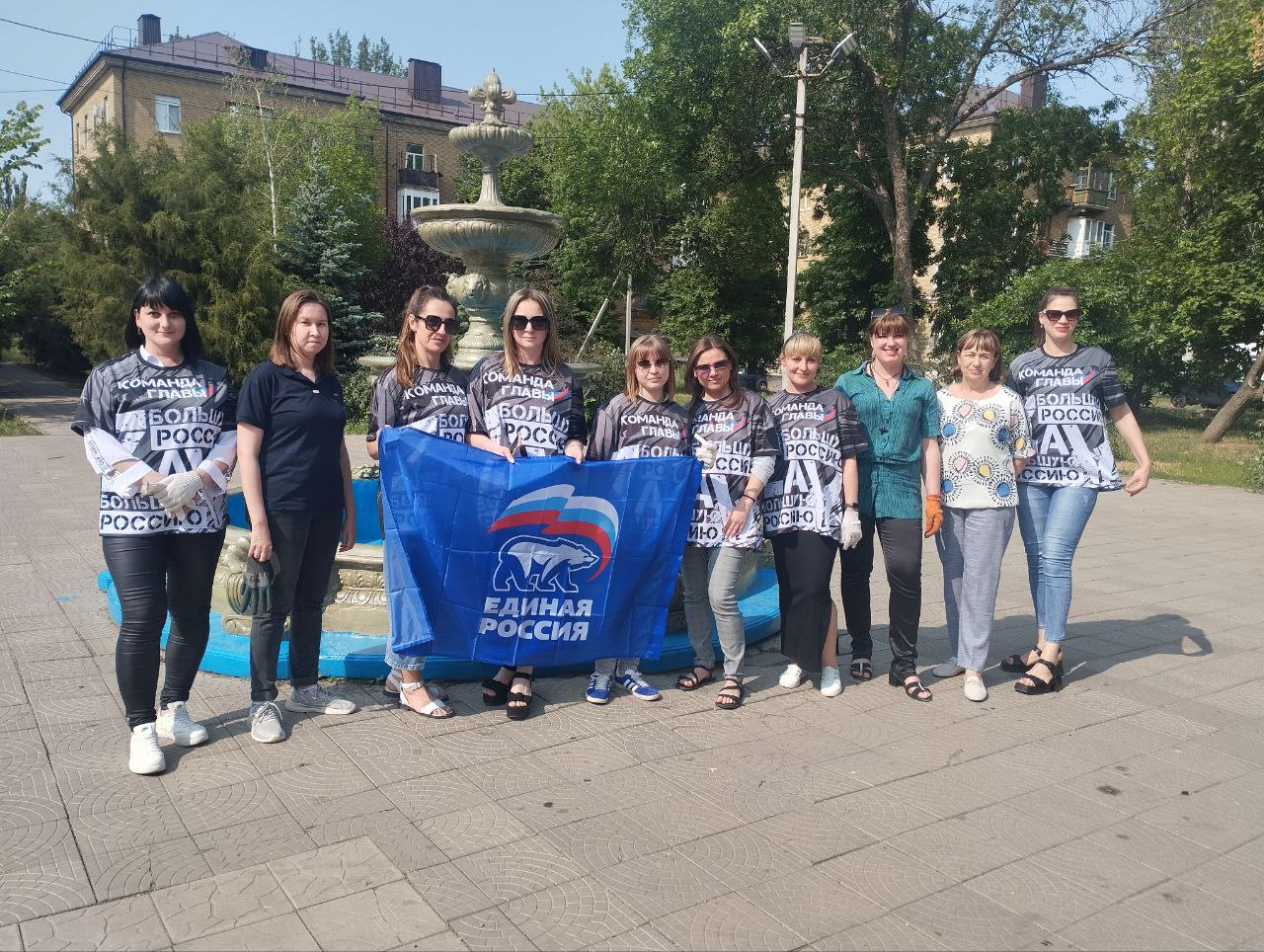 Активисты Ждановки провели субботник в сквере «Радужный».