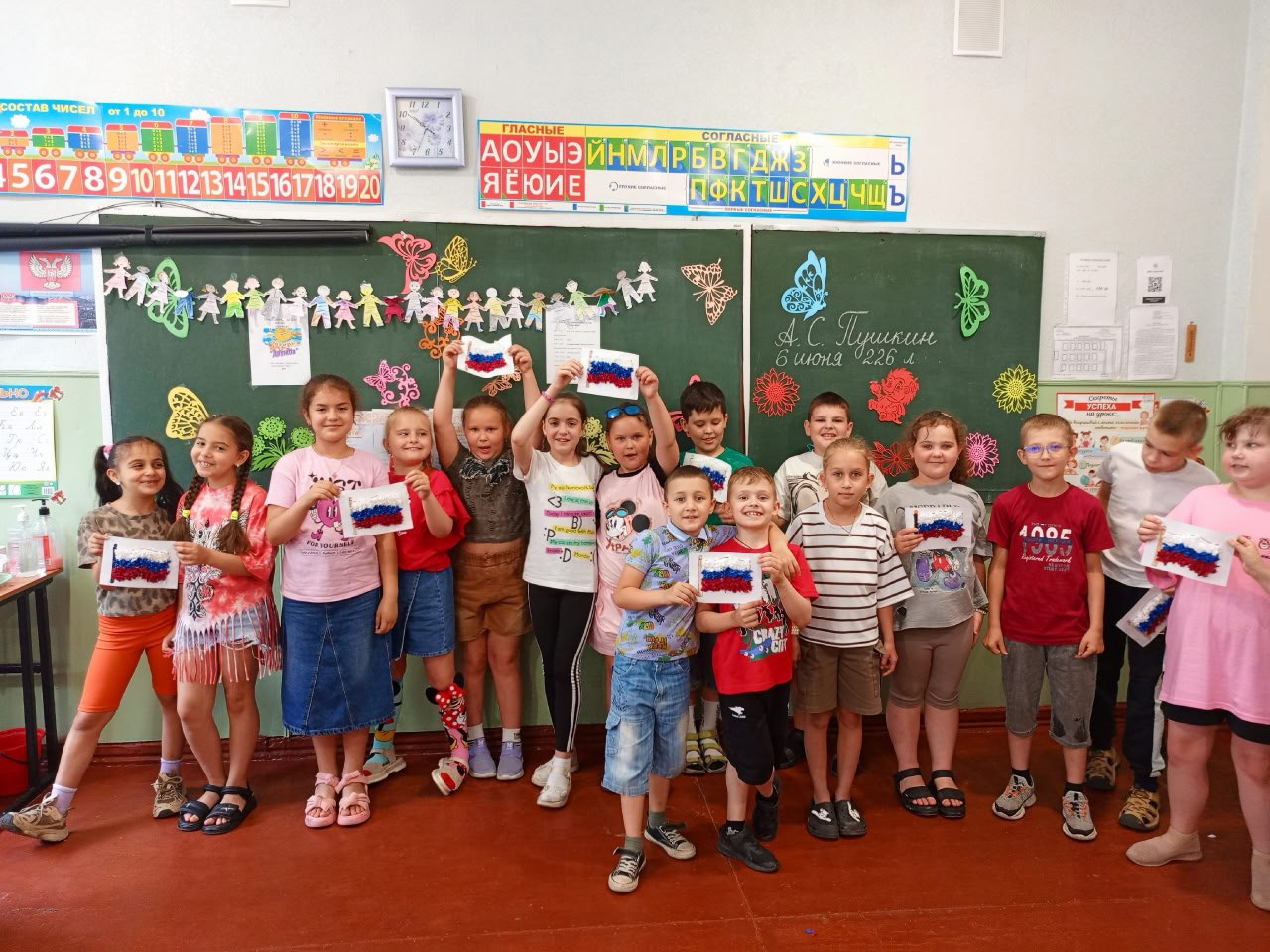 Ребята Ждановки готовятся ко Дню России.