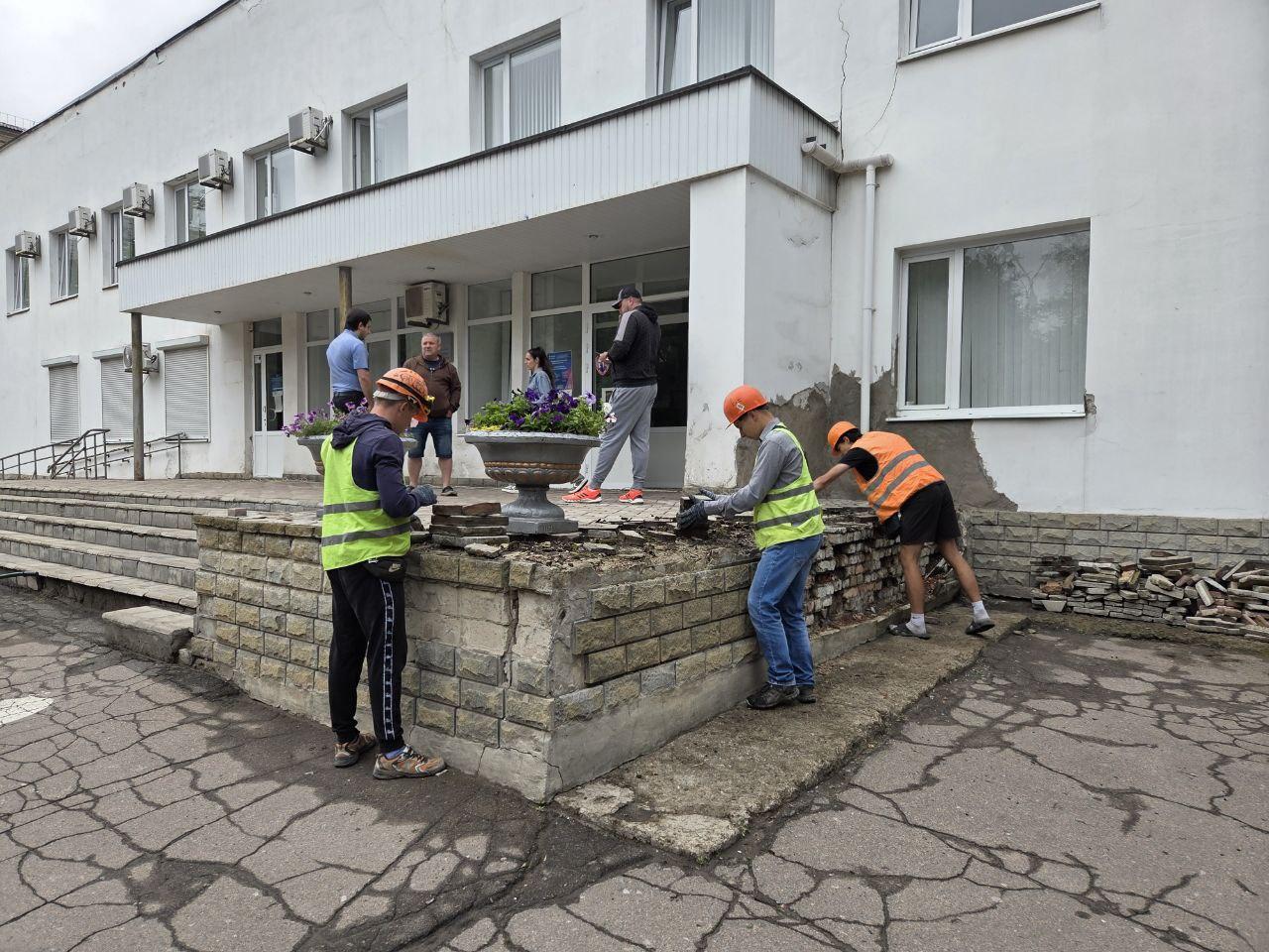 Магаданская область начала ремонт входной группы здания администрации Ждановки.