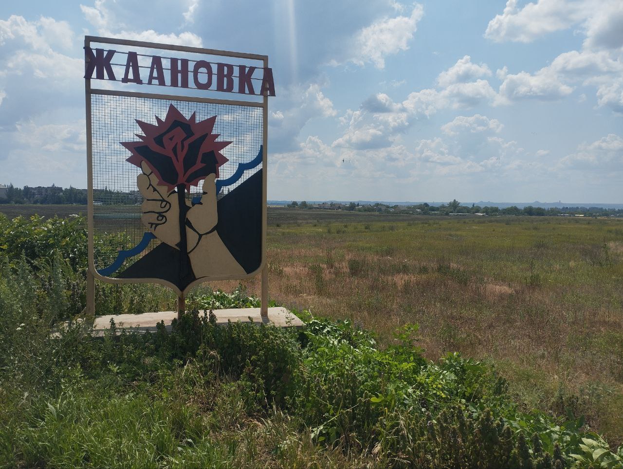 В Ждановке продолжаются работы по благоустройству.