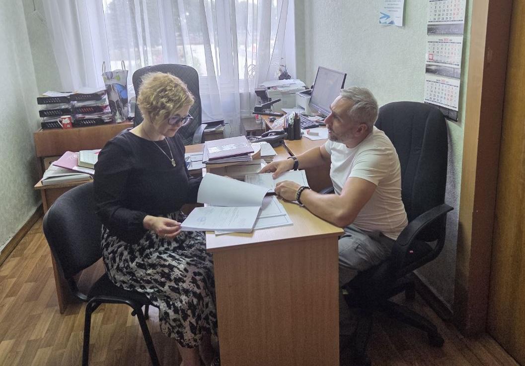 Руководитель рабочей группы Магаданской области передал итоговые акты работ по ремонту дорог в Ждановке.