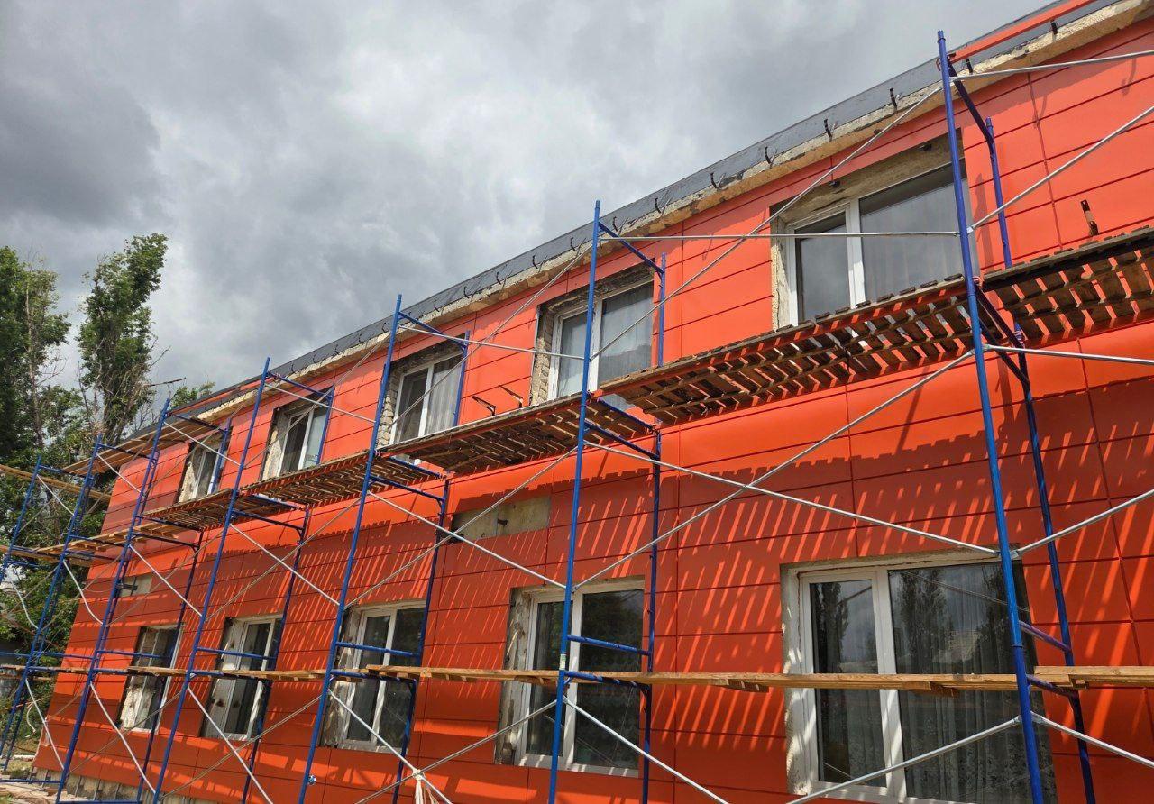 Магаданцы продолжают приводить в порядок Центр культуры и досуга в Ждановке.