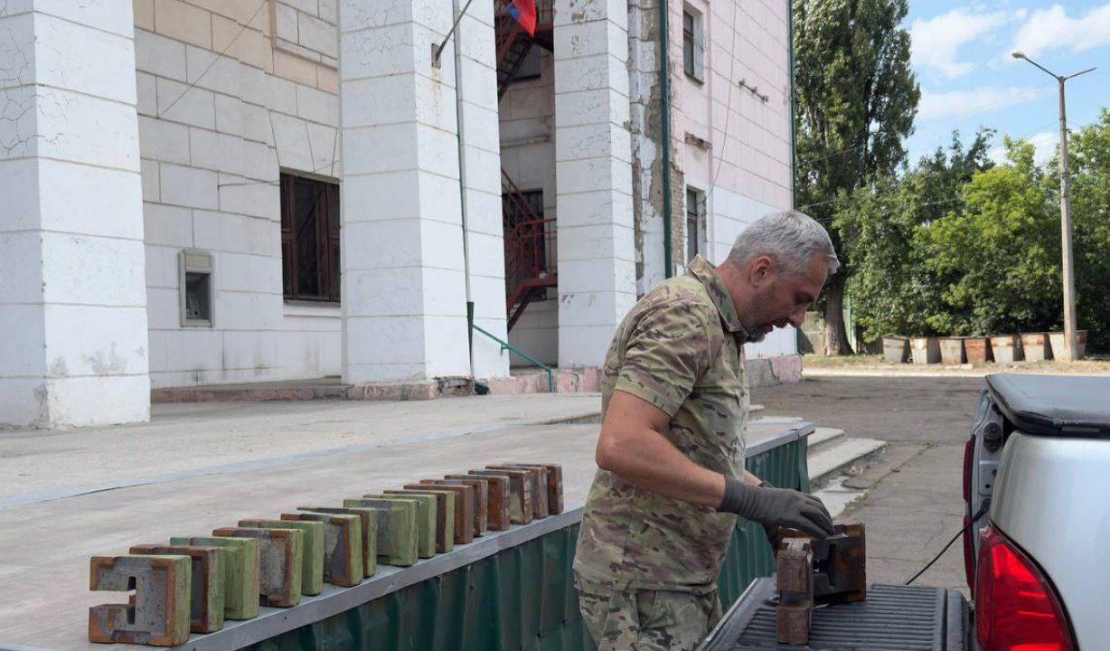 Представители Магаданской области помогают приводить в порядок Центр культуры и досуга в Ждановке.