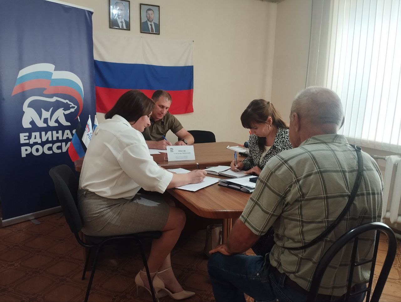 Глава Шахтерского округа ответил на вопросы ждановцев.