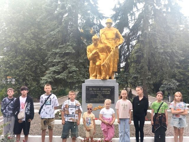 Молодое поколение Ждановки чтит историю и память о предках.