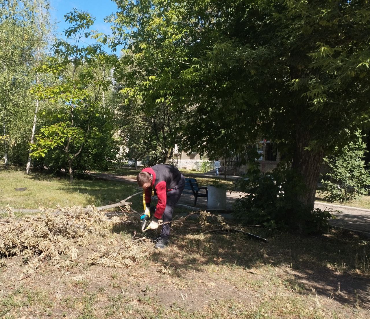 В Ждановке продолжаются работы по благоустройству.