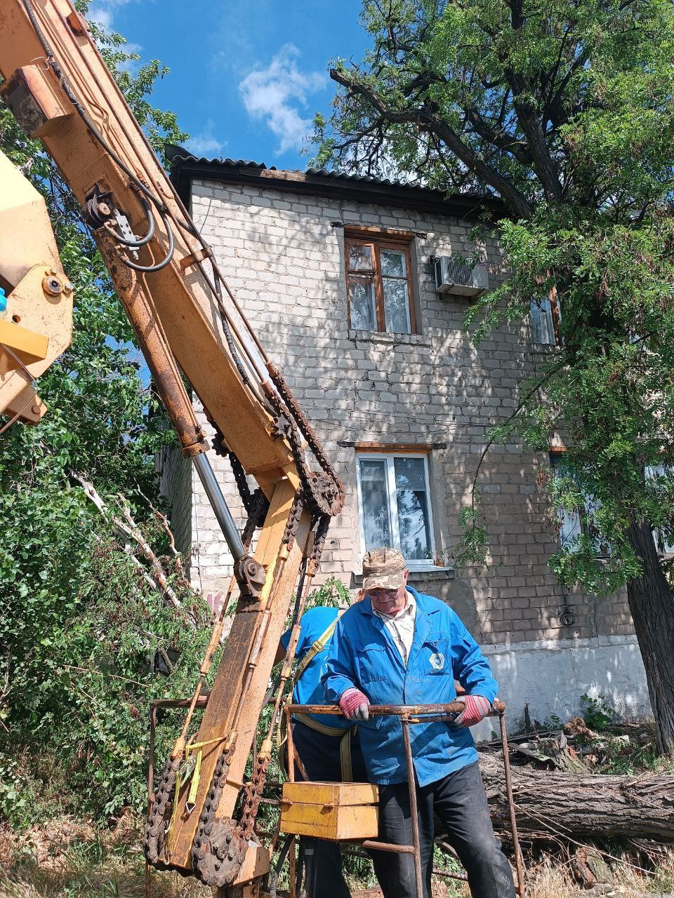 Коммунальщики Ждановки продолжают ликвидировать последствия непогоды.