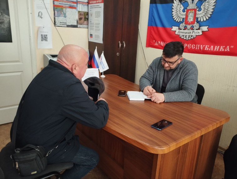 Прием депутата Шахтерского муниципального округа местного отделения партии "Единая Россия" Алексея Василенко в общественной приёмной местного отделения партии "Единая Россия" города Ждановка Шахтерского МО. Прием депутата Шахтерского муниципального округа местного отделения партии "Единая Россия" Алексея Василенко в общественной приёмной местного отделения партии "Единая Россия" города Ждановка Шахтерского МО.