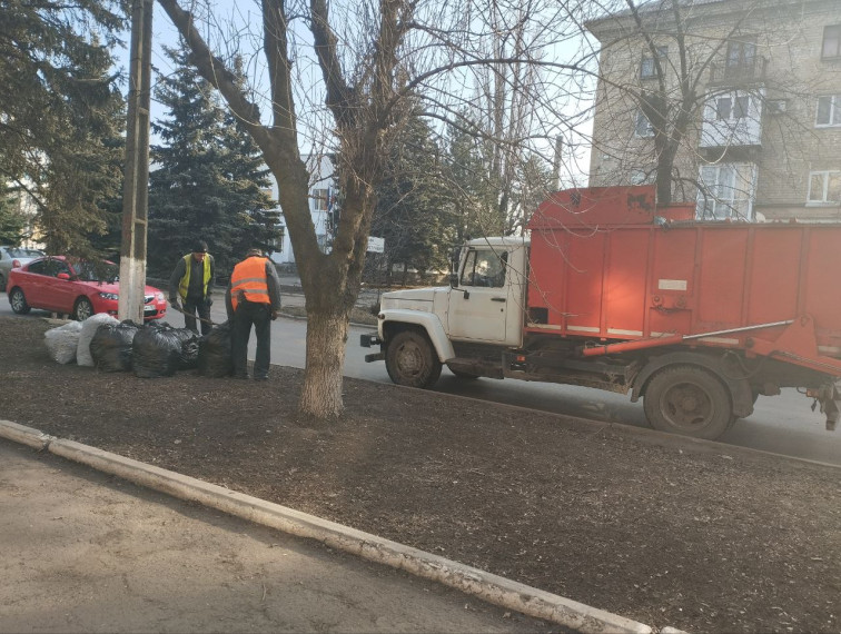 Коммунальные службы проводят работы по уборке города. Коммунальные службы проводят работы по уборке города.