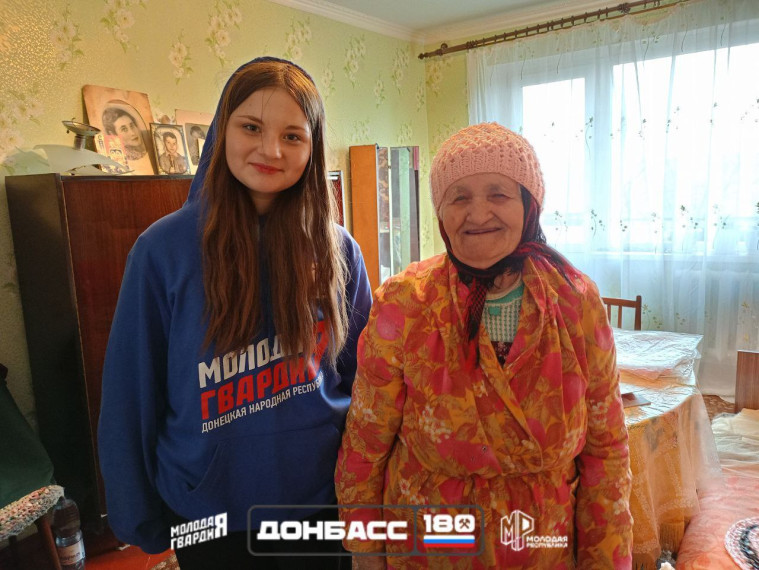 Молодёжь Ждановки помогает людям преклонного возраста. Молодёжь Ждановки помогает людям преклонного возраста.