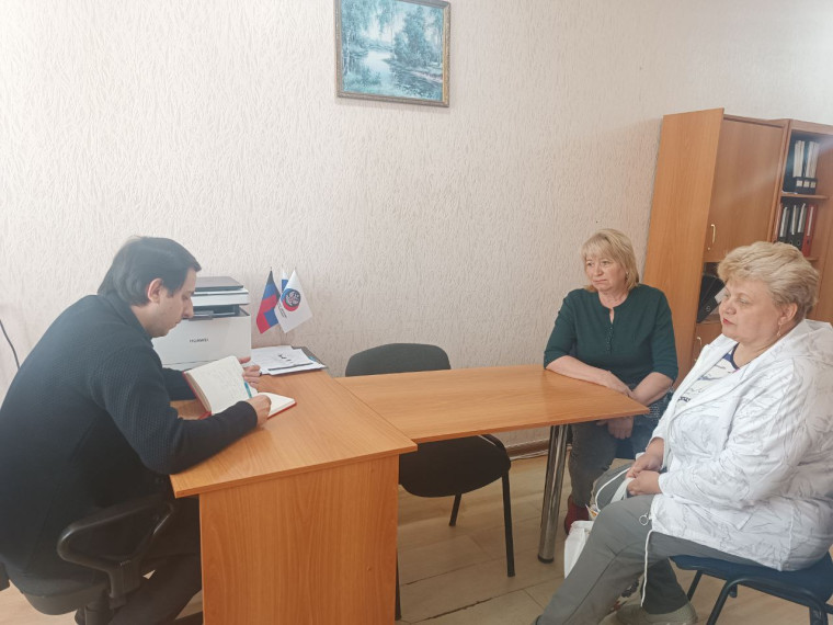 В Ждановке заместитель главы Шахтерского МО провел прием граждан. В Ждановке заместитель главы Шахтерского МО провел прием граждан.