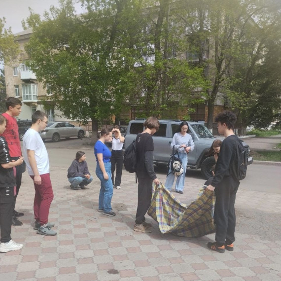 Школьники Ждановки поучаствовали в субботнике. Школьники Ждановки поучаствовали в субботнике.