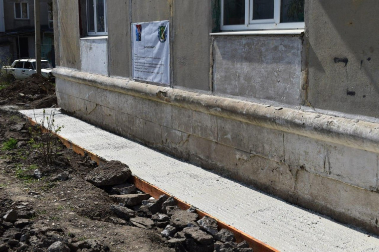 Магаданские специалисты завершили капремонт отмосток двух домов в Ждановке. Магаданские специалисты завершили капремонт отмосток двух домов в Ждановке.