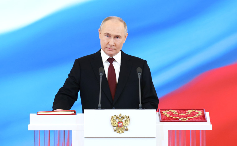 Владимир Путин вступил в должность Президента Российской Федерации. Владимир Путин вступил в должность Президента Российской Федерации.