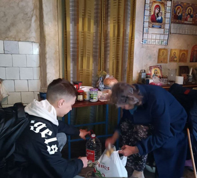 Молодежь Ждановки оказала помощь пожилой жительнице города. Молодежь Ждановки оказала помощь пожилой жительнице города.