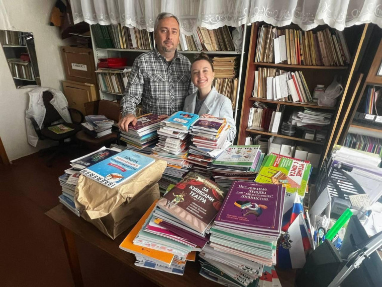 Колымчане помогли доставить книги в школу искусств Ждановки. Колымчане помогли доставить книги в школу искусств Ждановки.