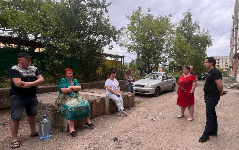 Наири Крмаджян обсудил жилищные вопросы с жителями Ждановки. Наири Крмаджян обсудил жилищные вопросы с жителями Ждановки.