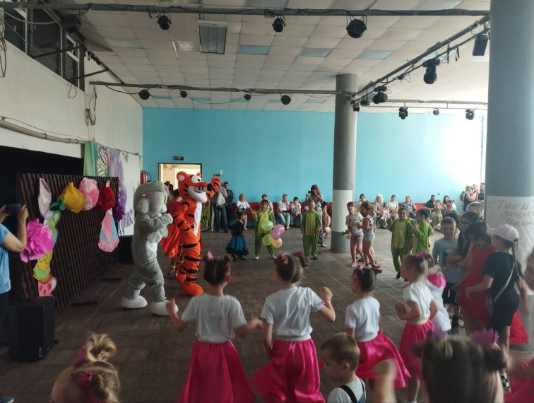 В Ждановке прошел праздник ко Дню защиты детей. В Ждановке прошел праздник ко Дню защиты детей.