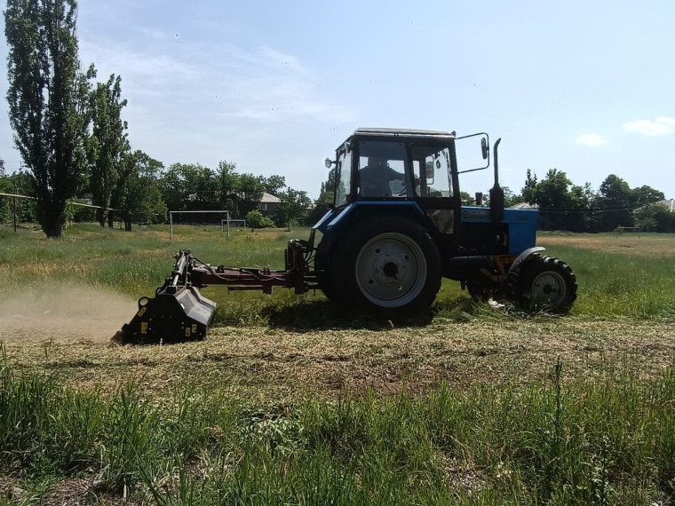 В Ждановке покосили траву на территории старого стадиона. В Ждановке покосили траву на территории старого стадиона.