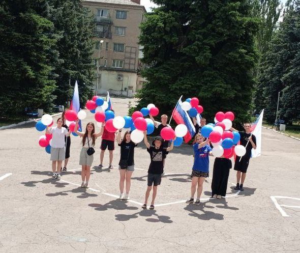 Молодежь Ждановки приняла участие в акции «Мы любим Россию». Молодежь Ждановки приняла участие в акции «Мы любим Россию».