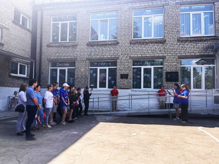 В Ждановке прошло возложение цветов. В Ждановке прошло возложение цветов.