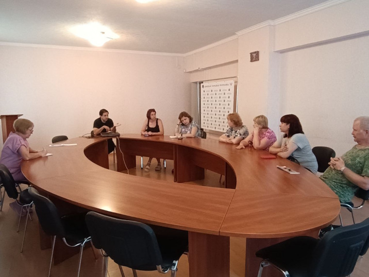 В Ждановке обсудили регистрацию объединений совладельцев многоквартирных домов в товарищества. В Ждановке обсудили регистрацию объединений совладельцев многоквартирных домов в товарищества.