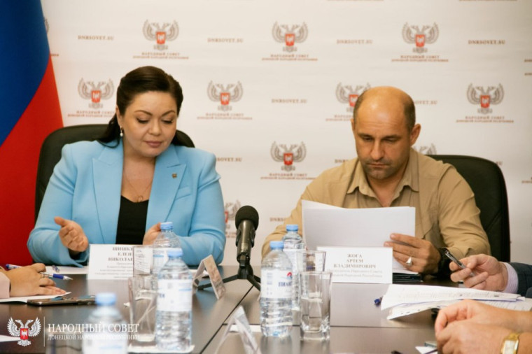 Депутаты парламента начали работу в комитетах. Депутаты парламента начали работу в комитетах.