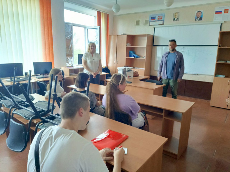 Ждановским выпускникам оказывает методическую помощь. Ждановским выпускникам оказывает методическую помощь.