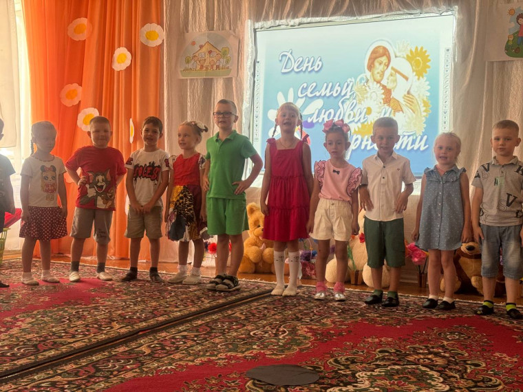 Для малышей Ждановки провели праздник ко Дню семьи, любви и верности. Для малышей Ждановки провели праздник ко Дню семьи, любви и верности.