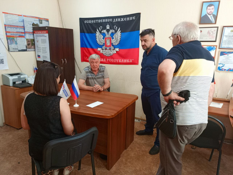 В Ждановке прошла встреча депутатов с жительницей. В Ждановке прошла встреча депутатов с жительницей.