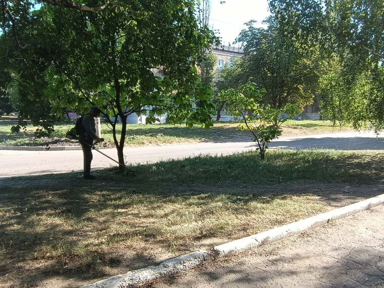 Коммунальщики Ждановки продолжают благоустраивать город. Коммунальщики Ждановки продолжают благоустраивать город.