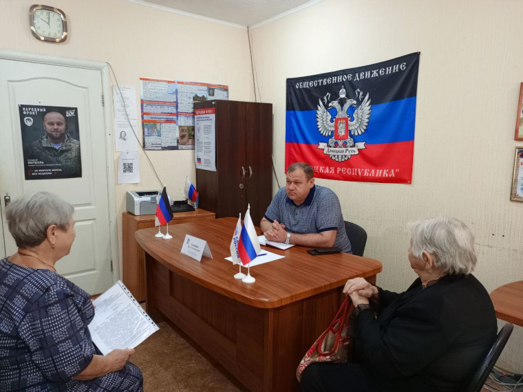 Депутат «Единой России» ответил на вопросы ждановцев. Депутат «Единой России» ответил на вопросы ждановцев.