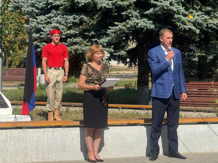 В Ждановке возложили цветы к Памятному знаку «Слава шахтерам». В Ждановке возложили цветы к Памятному знаку «Слава шахтерам».