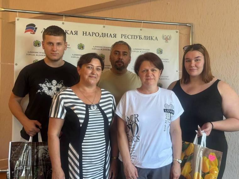 Руководитель рабочей группы Магаданской области вручил подарки студентам Ждановки. Руководитель рабочей группы Магаданской области вручил подарки студентам Ждановки.