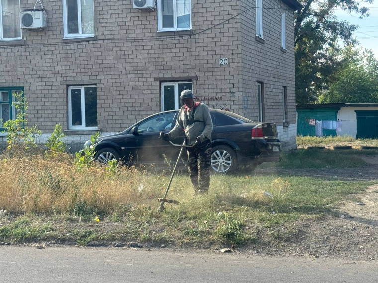 Коммунальщики Ждановки продолжают благоустраивать город. Коммунальщики Ждановки продолжают благоустраивать город.