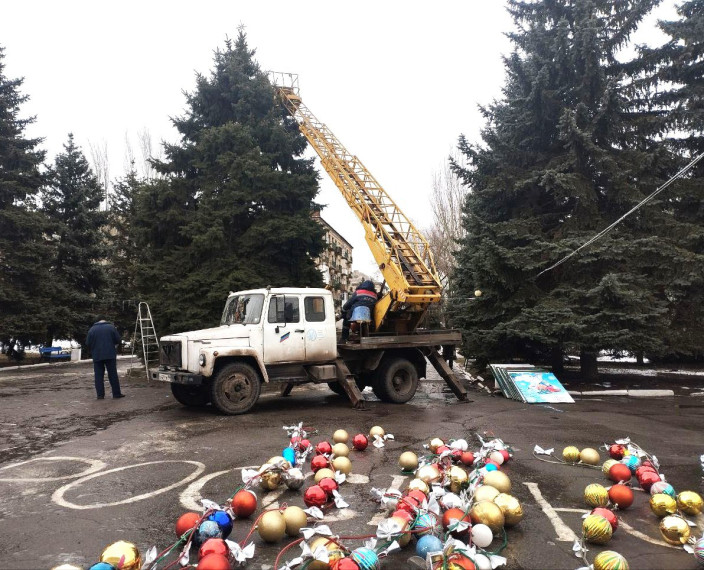 В Ждановке украшают главную ёлку города. В Ждановке украшают главную ёлку города.
