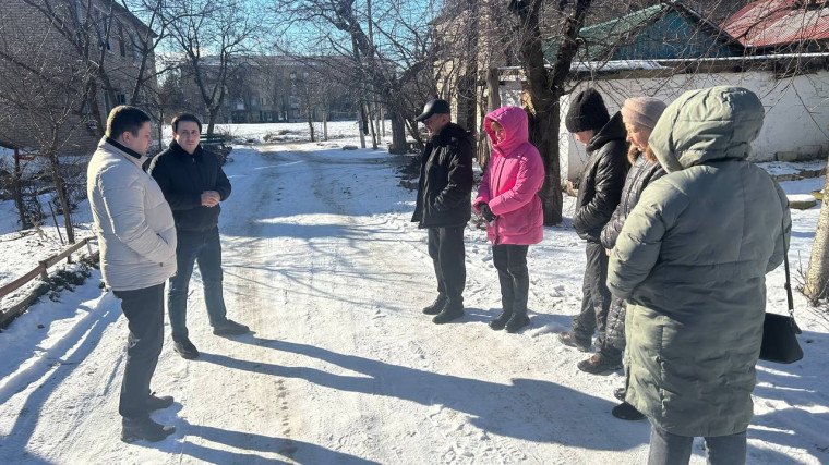 Наири Хачикович встретился с жителями Ждановки. Наири Хачикович встретился с жителями Ждановки.