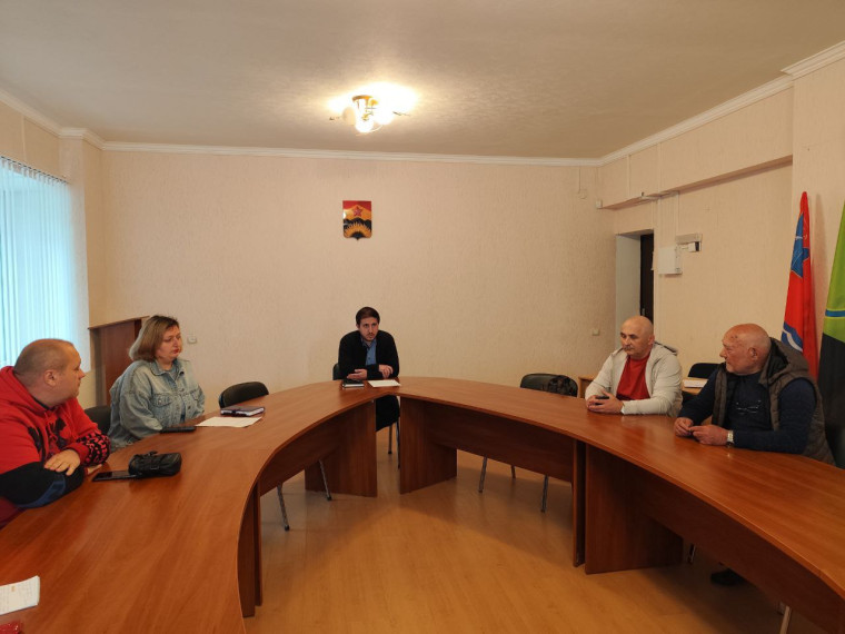 В Ждановке представители органов местной власти обсудили текущие вопросы жизнедеятельности города. В Ждановке представители органов местной власти обсудили текущие вопросы жизнедеятельности города.