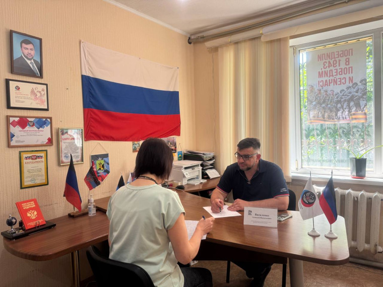 Депутат Шахтерского муниципального совета ответил на вопросы жителей в Ждановке. Депутат Шахтерского муниципального совета ответил на вопросы жителей в Ждановке.