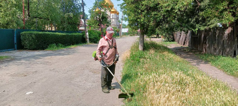 В Ждановке ведется работа по покосу карантинных трав. В Ждановке ведется работа по покосу карантинных трав.