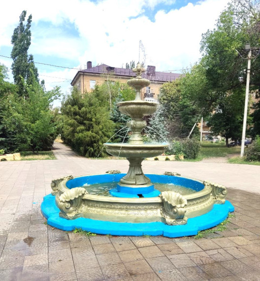 В Ждановке запустили фонтан. В Ждановке запустили фонтан.