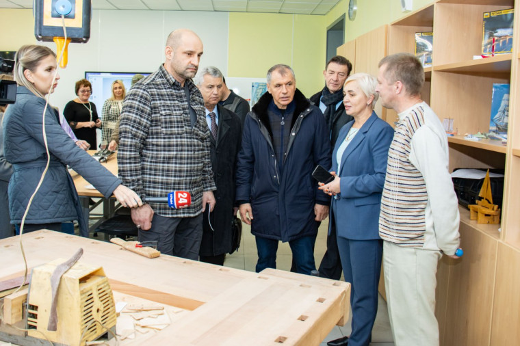 Осмотр оснащения мариупольской школы «Невская». Осмотр оснащения мариупольской школы «Невская».