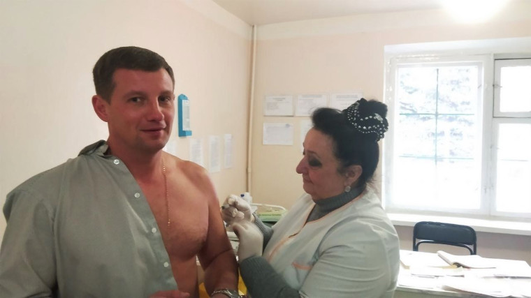 Глава администрации города Ждановка привился от гриппа. Глава администрации города Ждановка привился от гриппа.