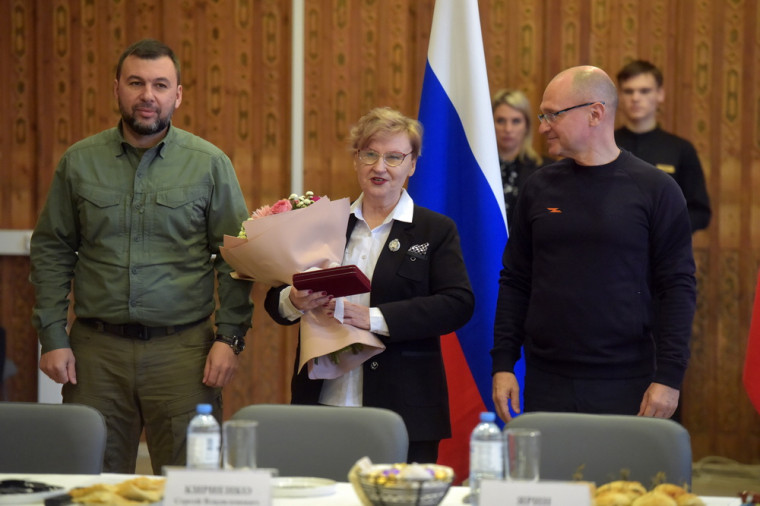 Сергей Кириенко и Денис Пушилин обсудили с деятелями искусства вопросы развития культуры в Республике. Сергей Кириенко и Денис Пушилин обсудили с деятелями искусства вопросы развития культуры в Республике.
