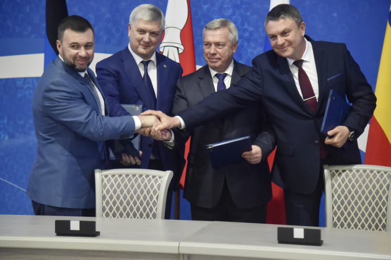 Денис Пушилин, Леонид Пасечник, Василий Голубев, Александр Гусев подписали Соглашение о создании Содружества «Донбасс». Денис Пушилин, Леонид Пасечник, Василий Голубев, Александр Гусев подписали Соглашение о создании Содружества «Донбасс».