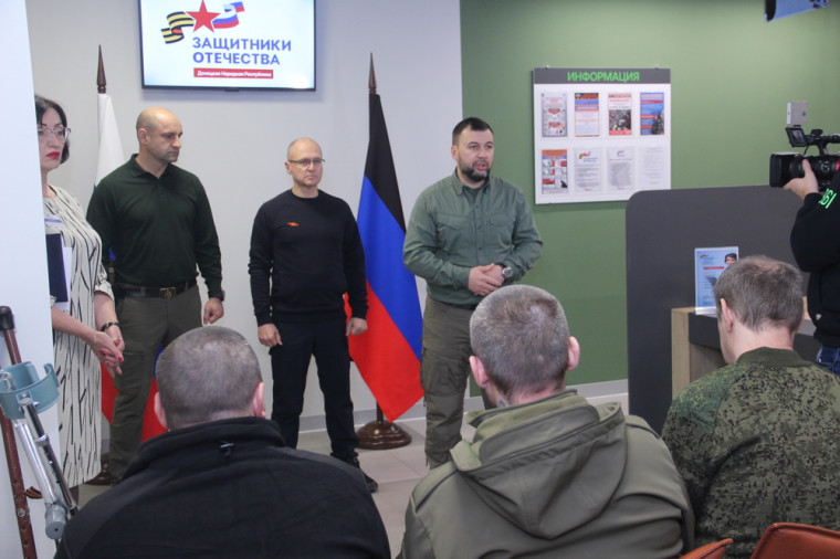 Сергей Кириенко и Денис Пушилин вручили защитникам Республики удостоверения ветерана боевых действий. Сергей Кириенко и Денис Пушилин вручили защитникам Республики удостоверения ветерана боевых действий.