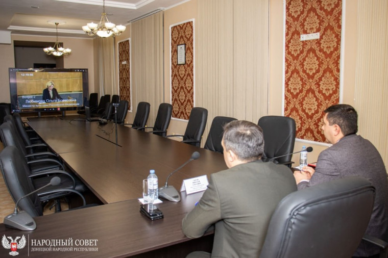 Депутаты Народного Совета заслушали доклад Министра культуры России. Депутаты Народного Совета заслушали доклад Министра культуры России.